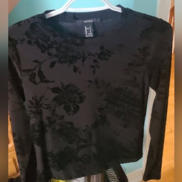 Forever 21 Ladies Black Velvet Floral Long Sleeved Top Size SMALL - Picture 7 of 8